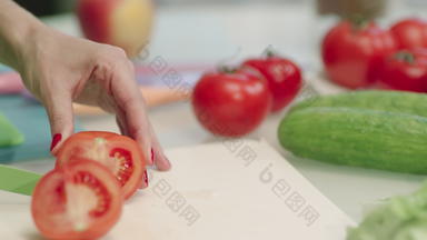 特写镜头家庭主妇手烹饪蔬菜沙拉<strong>健康的食物</strong>厨房表格